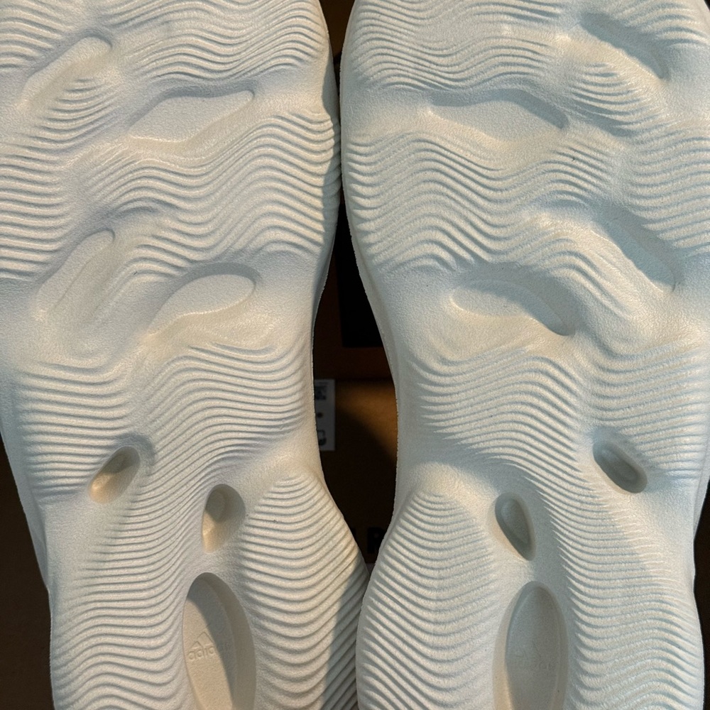 Adidas YZY Foam RNNR Box - Picture 5 of 7